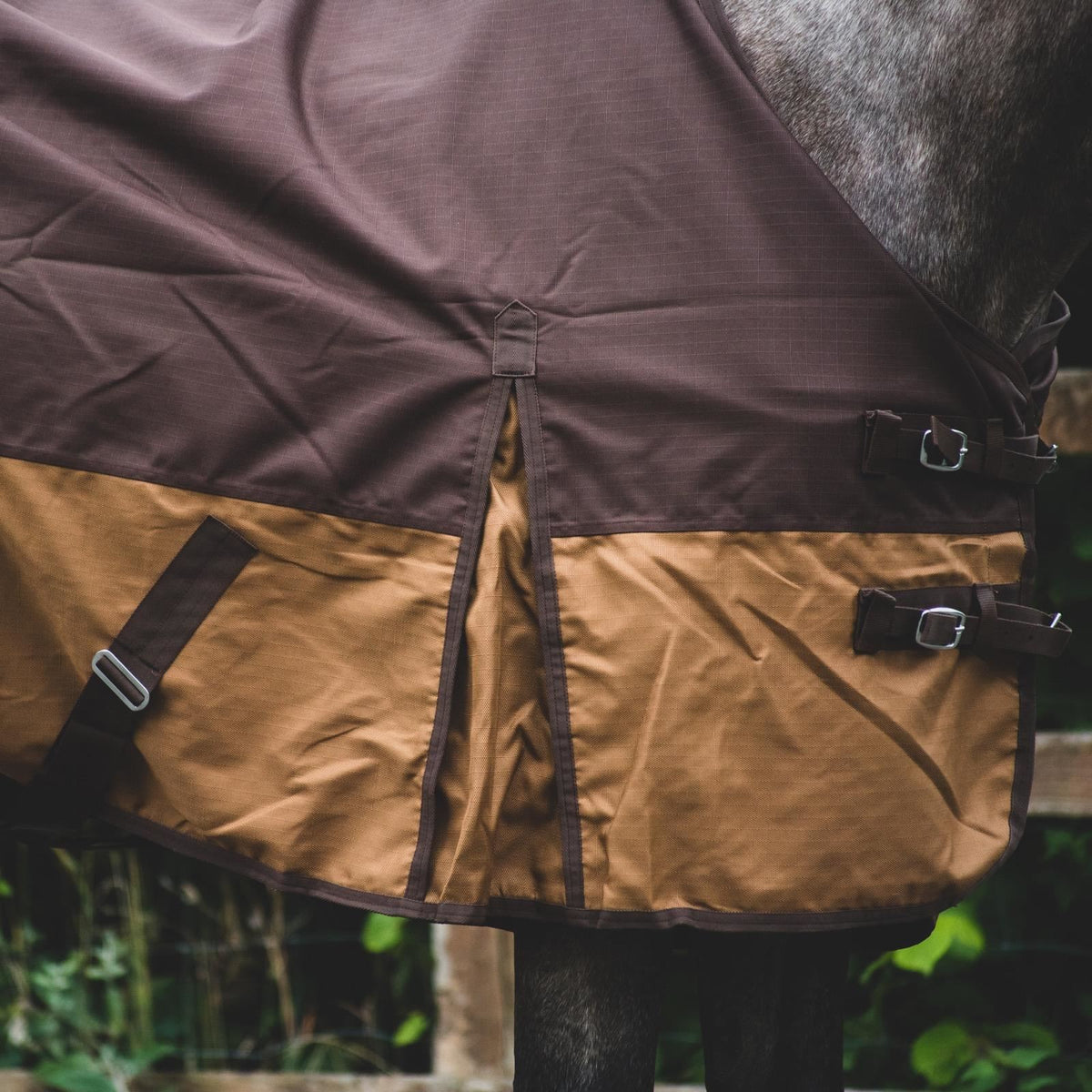1200D Lightweight Waterproof Horse Turnout Rug 0g No Fill Standard Neck Dark Brown/Light Brown