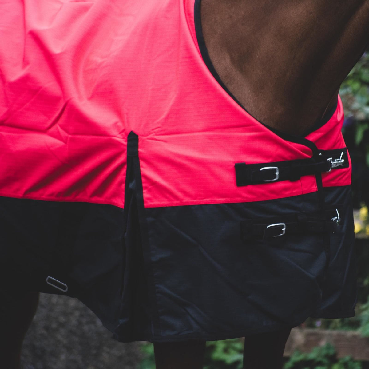 1200D Lightweight Waterproof Horse Turnout Rug 0g No Fill Standard Neck Red/Black